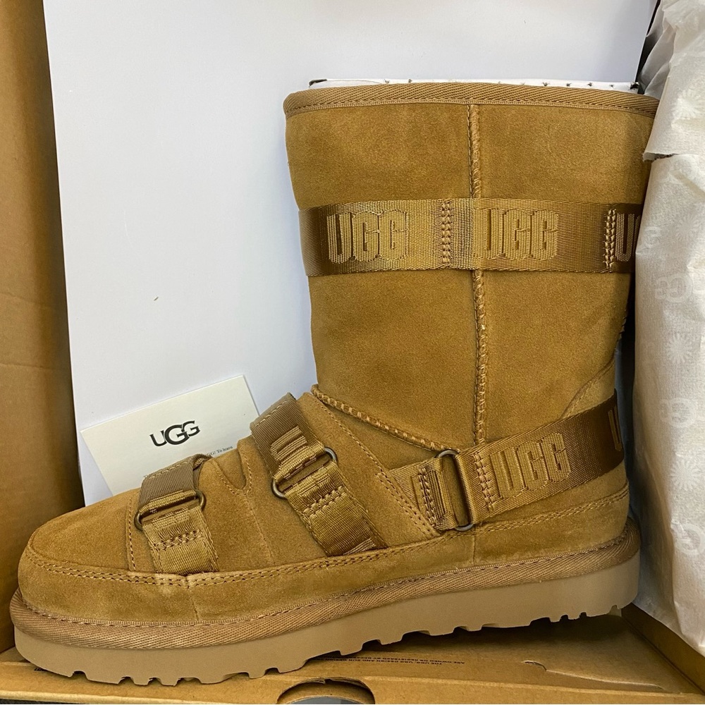 UGG woman Boot Size 7/New with BOX